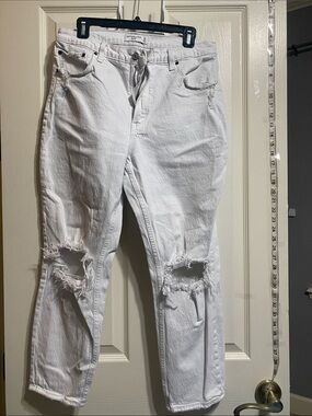Abercrombie & Fitch White “The Mom” Slim Straight High Rise Distressed Jeans